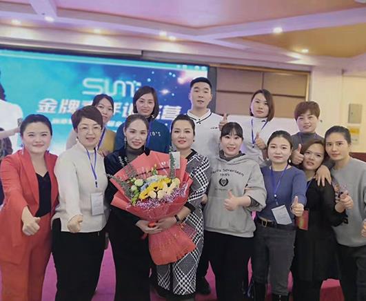 尚你美事業(yè)中心總裁朱影團(tuán)隊合照一