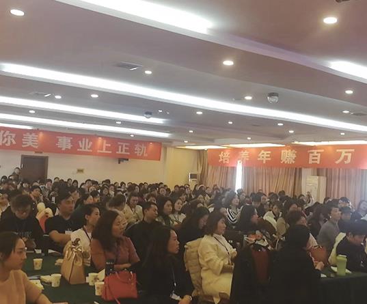 尚你美事業(yè)中心總裁朱影團(tuán)隊合照二
