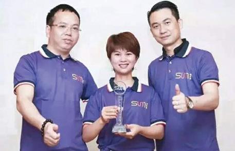 尚你美事業中心總裁何梅萍合照圖片二