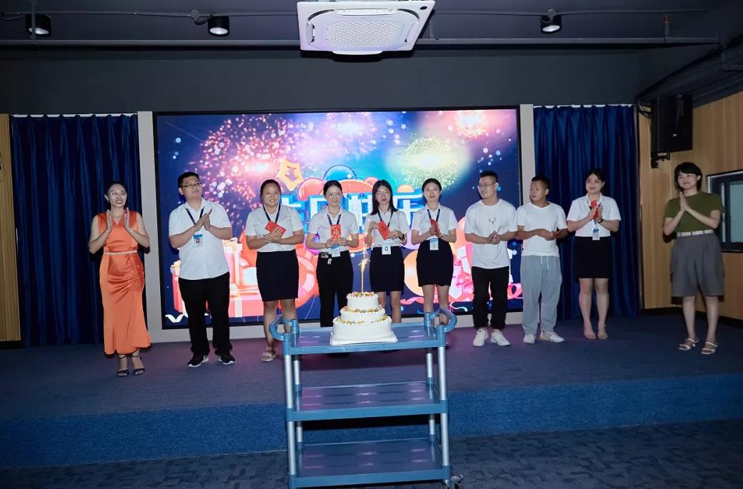 9月份的員工生日會在現場溫馨召開